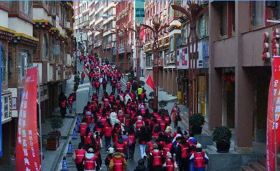 YY易游体育：1300余人齐登高！康定上演全民健身潮开启活力新年(图4)