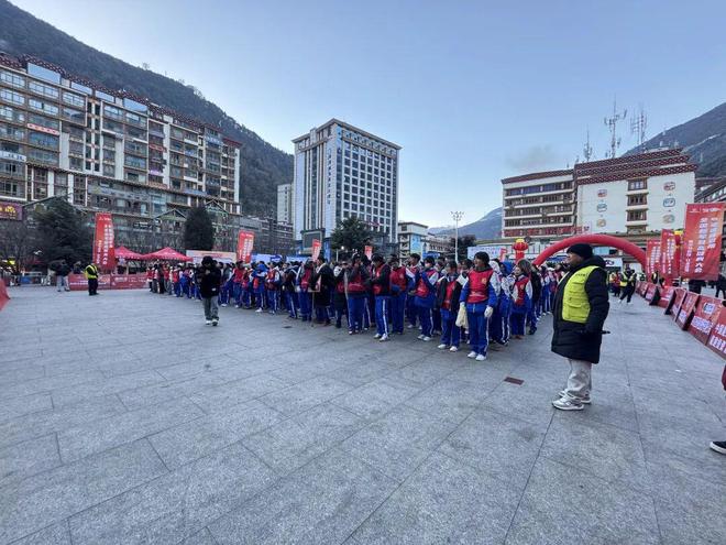 YY易游体育：1300余人齐登高！康定上演全民健身潮开启活力新年(图3)