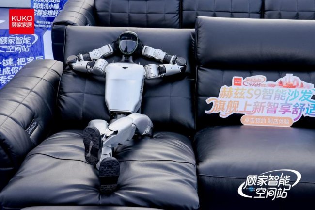 YY易游：30台春晚机器人空降三里屯！顾家家居智能空间站解锁“智能生活”(图6)