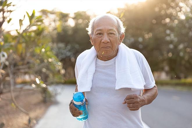 YY易游：人能活多久看跑步就知晓？寿命长的人跑步后身体多有5种体现(图1)